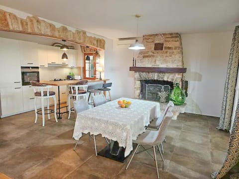 Dining area, flat iron, pet friendly, stove