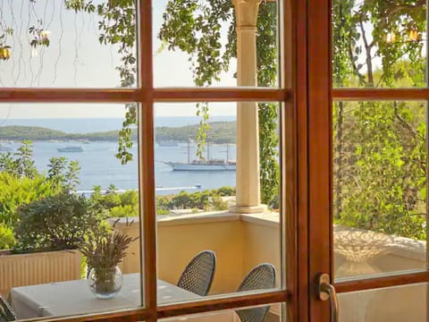 Patio, Day, Natural landscape, Garden, View (from property/room), Balcony/Terrace, Living room, Seating area, Dining area, Garden view, Sea view