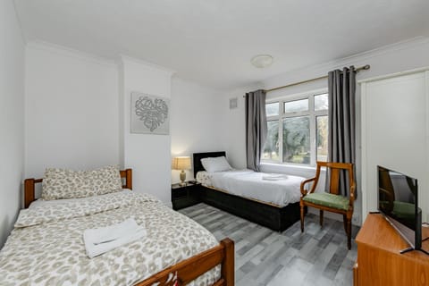 The Comfy Contractors Resort, Free Private Parking & Wifi, 7 beds House in Colchester