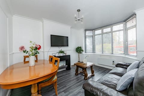 The Comfy Contractors Resort, Free Private Parking & Wifi, 7 beds House in Colchester