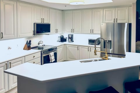 Luxe Naples Bay Resort Condo Near Fifth Ave! Apartment in East Naples