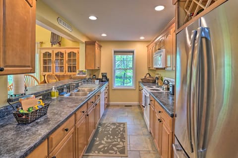 Family-Friendly Hancock Home Walk to Slopes! House in Lanesborough