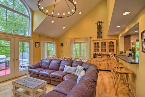 Family-Friendly Hancock Home Walk to Slopes! House in Lanesborough