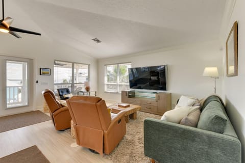 Steps to Ocean and Bay Bradenton Beach Townhome! House in Bradenton Beach