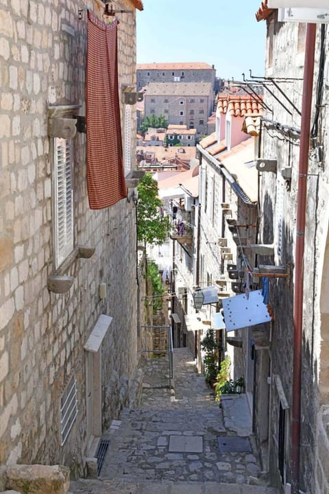 Neighbourhood, Street view
