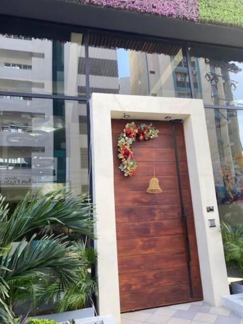 Facade/entrance