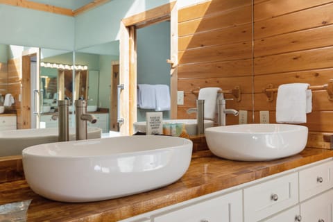 1 min to the Parkway SPACIOUS cabin w 3 suites and extra bedroom! Cabin in Pigeon Forge