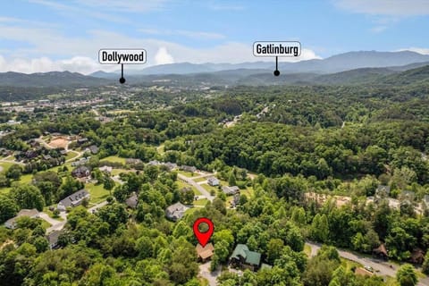 1 min to the Parkway SPACIOUS cabin w 3 suites and extra bedroom! Cabin in Pigeon Forge