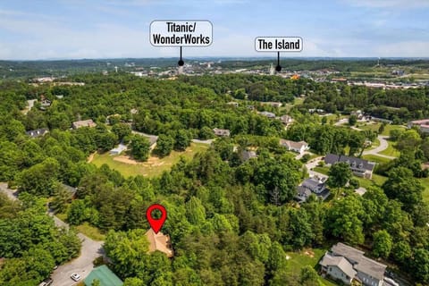 1 min to the Parkway SPACIOUS cabin w 3 suites and extra bedroom! Cabin in Pigeon Forge