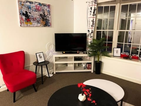 Communal lounge/ TV room, TV and multimedia, Living room, Seating area, Evening entertainment