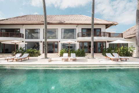 Property building, Balcony/Terrace, Pool view, Swimming pool, sunbed