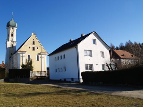 Property building, Nearby landmark, Facade/entrance, Neighbourhood