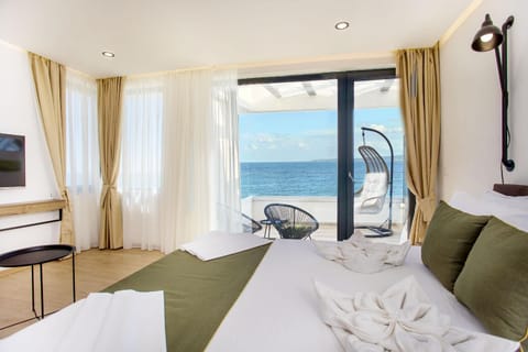 Bed, TV and multimedia, Beach, Evening entertainment, Bedroom, Sea view, towels