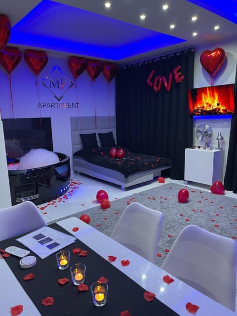 Communal lounge/ TV room, Bed, Living room, Seating area, Evening entertainment, Bedroom