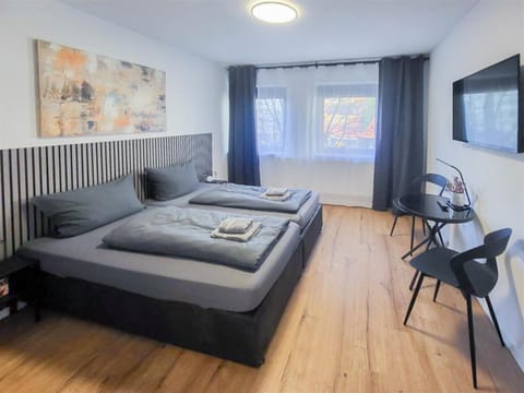 Bed, TV and multimedia, Living room, Photo of the whole room, Seating area, Bedroom