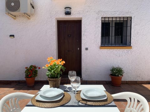 Property building, Patio, Facade/entrance, Dining area
