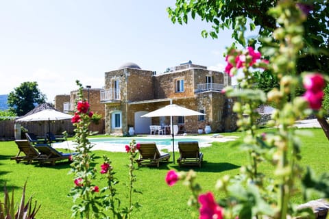 Property building, Garden, Swimming pool, sunbed