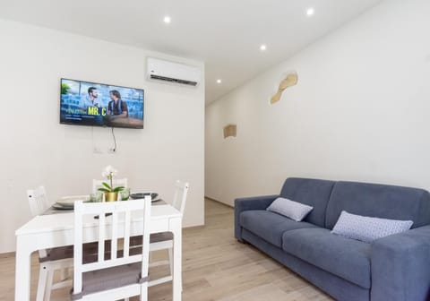 Communal lounge/ TV room, TV and multimedia, Living room, Seating area, Dining area, Evening entertainment, air conditioner