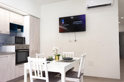 Communal lounge/ TV room, TV and multimedia, Dining area, minibar, pet friendly, air conditioner