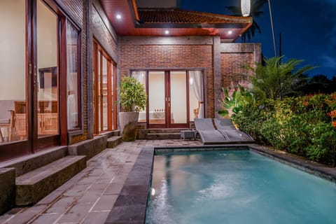 Night, Pool view