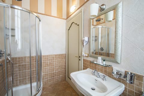 Shower, Bathroom, towels