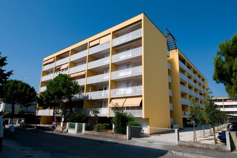 Property building, Facade/entrance, Neighbourhood, Parking
