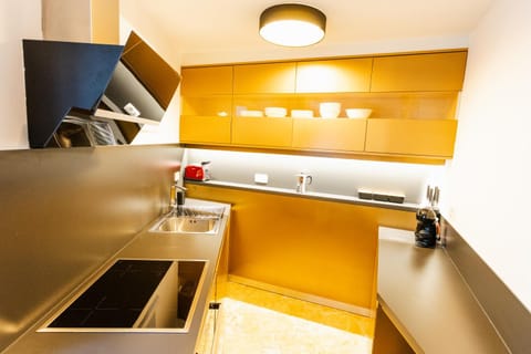 Coffee/tea facilities, Kitchen or kitchenette, Decorative detail, dishwasher, stove, toaster