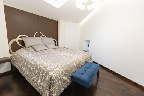 Bed, TV and multimedia, Photo of the whole room, Decorative detail, Bedroom, internet, towels, air conditioner