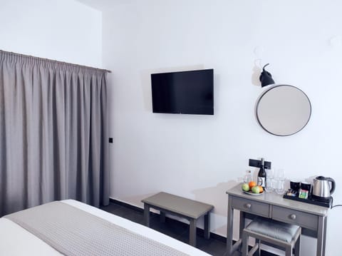 TV and multimedia, Coffee/tea facilities, Photo of the whole room, Bedroom