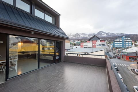 Property building, Nearby landmark, Day, Neighbourhood, Natural landscape, View (from property/room), Balcony/Terrace, City view, Mountain view, Street view, Location, Parking