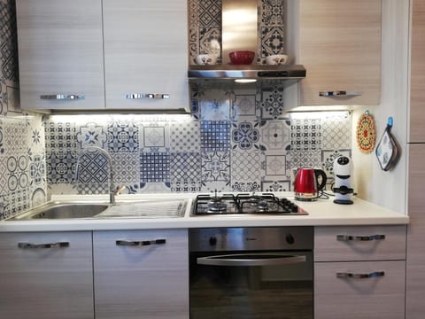 Coffee/tea facilities, Kitchen or kitchenette, oven, stove