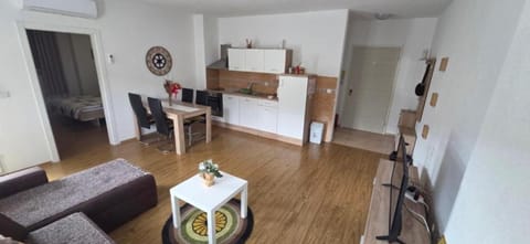 TV and multimedia, Kitchen or kitchenette, Living room, Seating area, Dining area, oven, stove