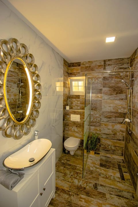 Shower, Toilet, Bathroom, towels