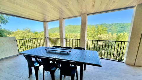 Balcony/Terrace, Mountain view
