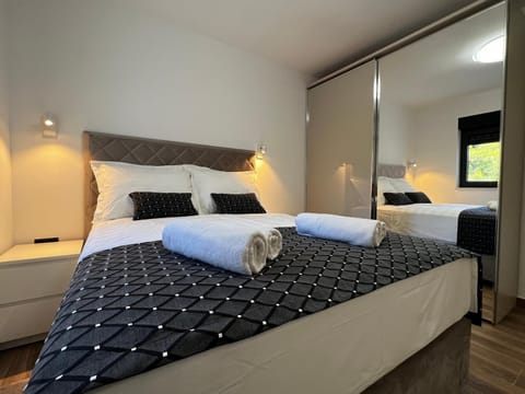 Bed, Bedroom, towels