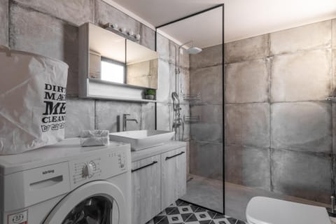 Shower, Bathroom, microwave, washing machine, washing machine