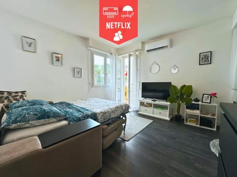Bed, Living room