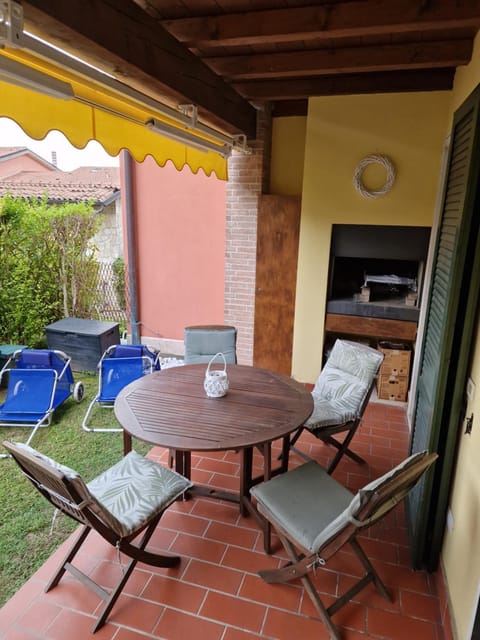 Patio, Dining area, sunbed