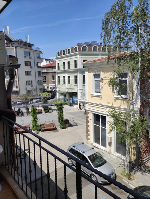 Neighbourhood, Balcony/Terrace, City view, Street view
