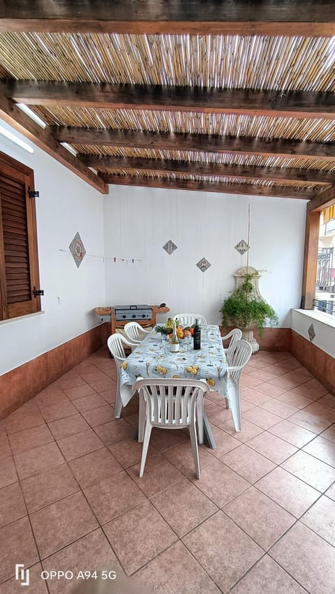 Day, Seating area, Dining area