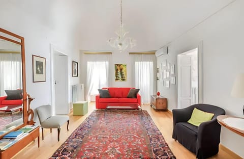 Living room, Photo of the whole room, Seating area, fireplace