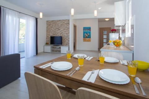 TV and multimedia, Kitchen or kitchenette, Living room, Seating area, Dining area