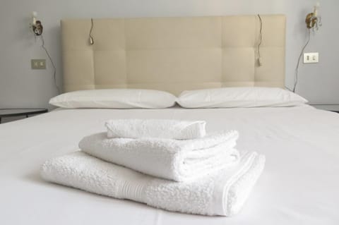 Bed, towels