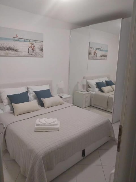 Bed, Photo of the whole room, towels