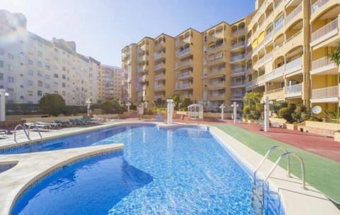 Shower, Property building, Garden, Swimming pool, sunbed