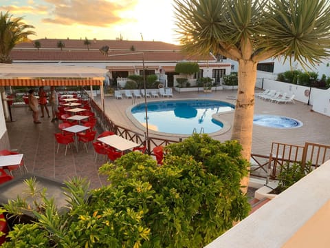 Patio, Swimming pool, sunbed
