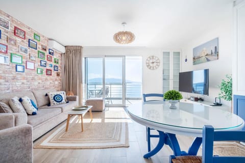 Communal lounge/ TV room, Natural landscape, TV and multimedia, Living room, Seating area, Dining area
