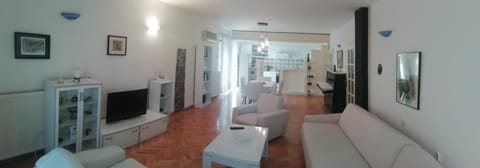 TV and multimedia, Living room, Seating area, Dining area