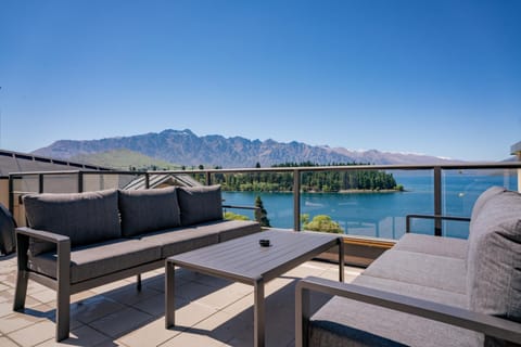 View (from property/room), Balcony/Terrace, Seating area, Lake view, Mountain view