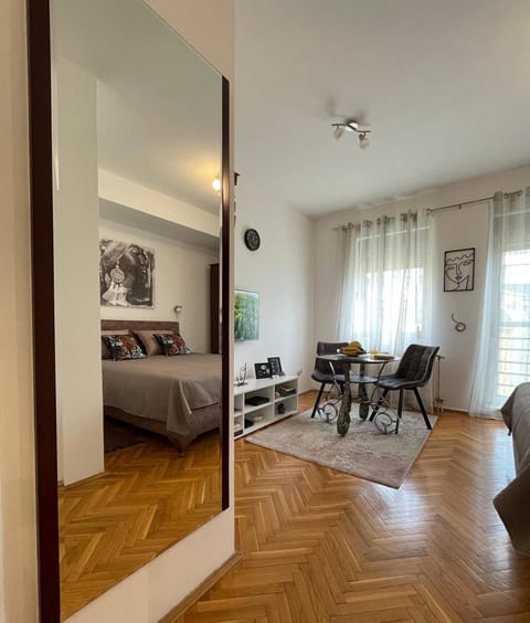 Bed, Living room, Photo of the whole room, Seating area, Bedroom